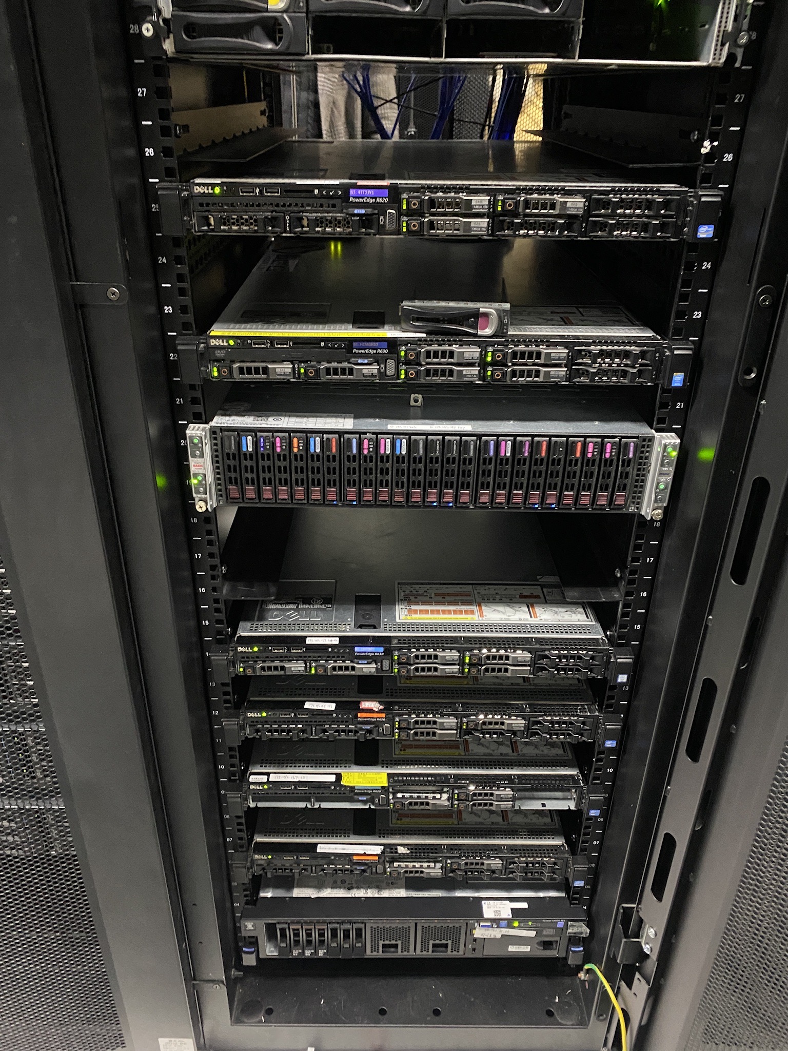 4090八卡服務(wù)器推薦配置：CPU、內(nèi)存、散熱如何搭配？